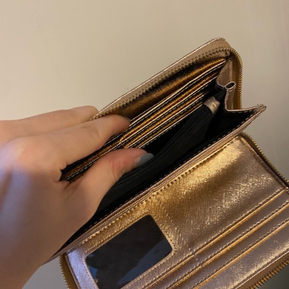 Rose gold Steve Madden wallet missing outside zipper piece barely used - Picture 4 of 4